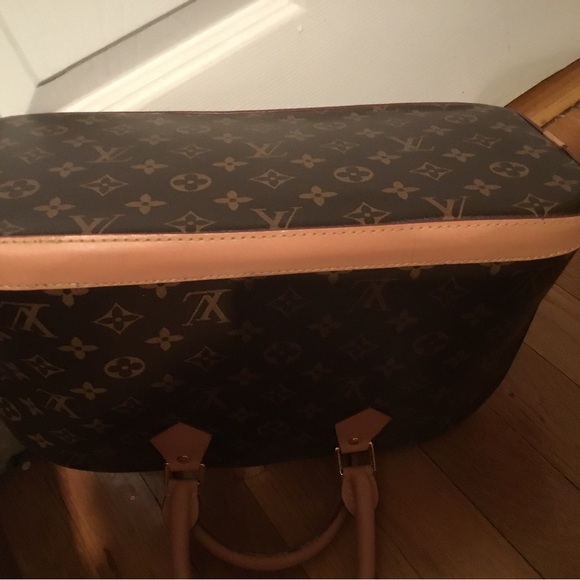 BEAUTIFUL LV BAG VERY LIGHTLY USED ONLY $465.00🔥🔥🔥🎁🎁 . - Picture 16 of 16